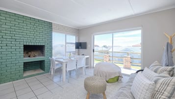 Apartamento de diseño, 2 habitaciones | Zona de estar | Una chimenea