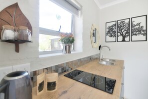Căn hộ Cao cấp | Bếp riêng | Lò nướng, ấm điện, lò nướng bánh mì, dụng cụ nấu nướng/bát dĩa/dao nĩa 