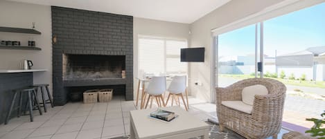 Leilighet – deluxe | Oppholdsområde | Peis