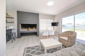 Apartamento Deluxe | Zona de estar | Una chimenea