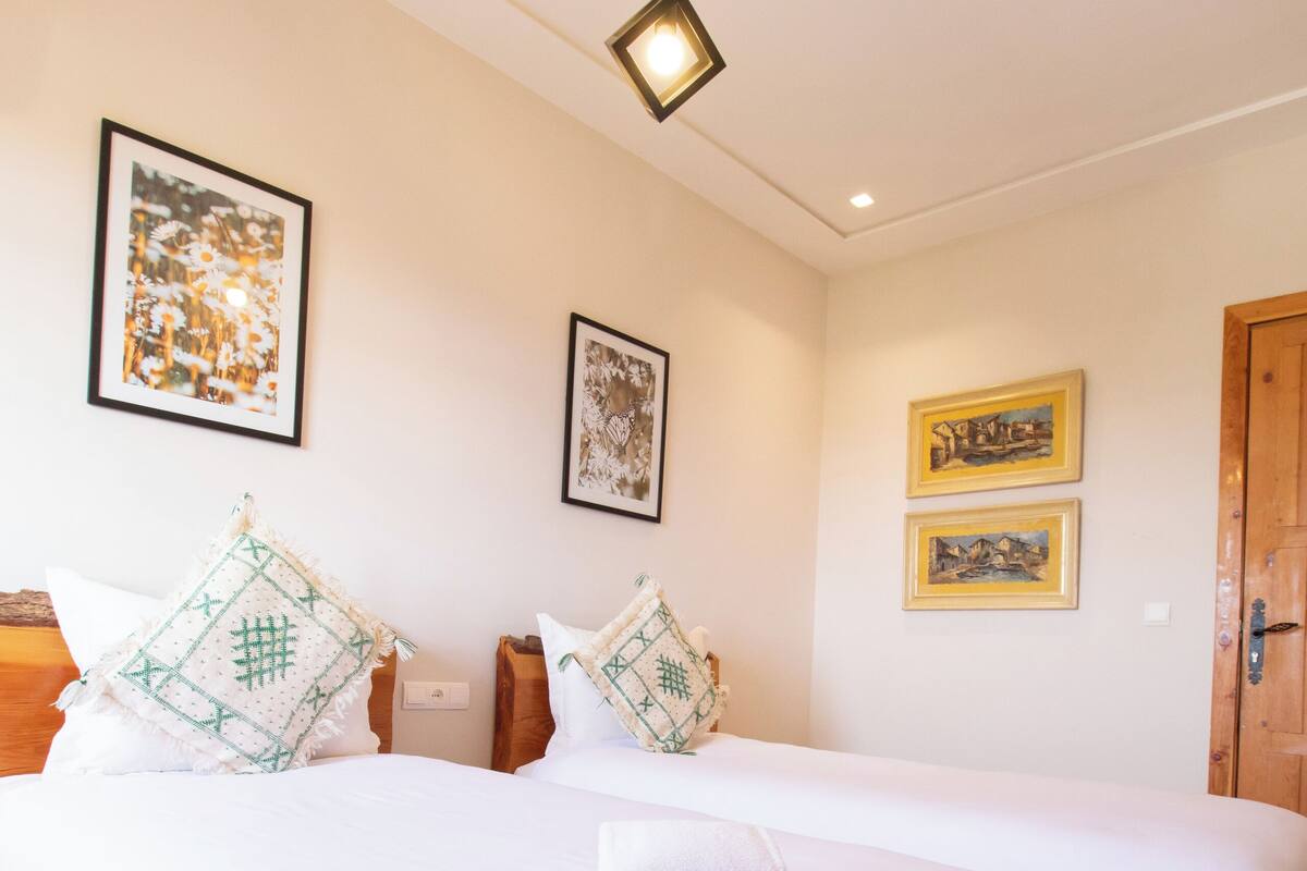 Standard Room, 1 Bedroom, Non Smoking, Mountain View | Soundproofing, iron/ironing board, WiFi (free)