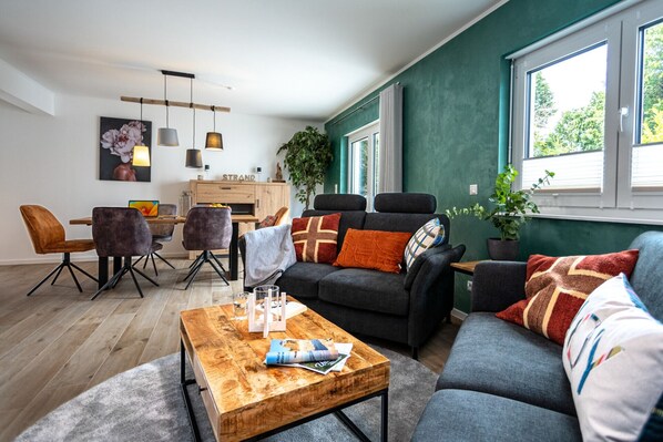 Fernseher, Kamin, Bücher