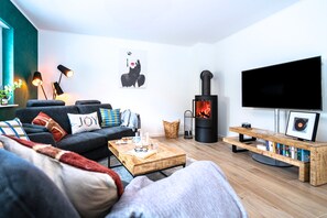 Fernseher, Kamin, Bücher