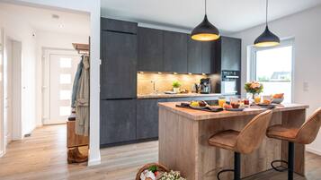 Refrigerador, microondas, horno y parrilla de estufa