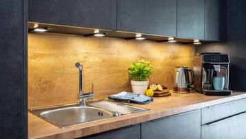 Frigorifero, microonde, forno, piano cottura