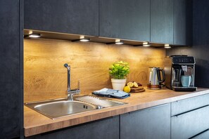 Een koelkast, een magnetron, een oven, een kookplaat