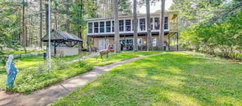 Waterfront Berry Lake Getaway w/ Sunroom!