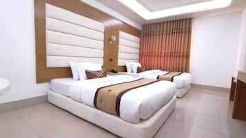 Deluxe Twin Room | In-room safe, desk, laptop workspace, soundproofing