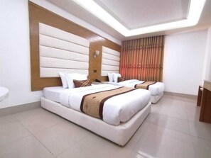 Deluxe-værelse med 2 enkeltsenge | Pengeskab på værelset, skrivebord, arbejdsområde til bærbare computere