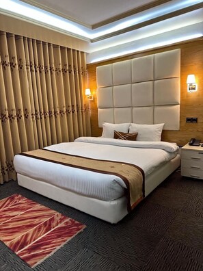 Superior-suite | Pengeskab på værelset, skrivebord, arbejdsområde til bærbare computere