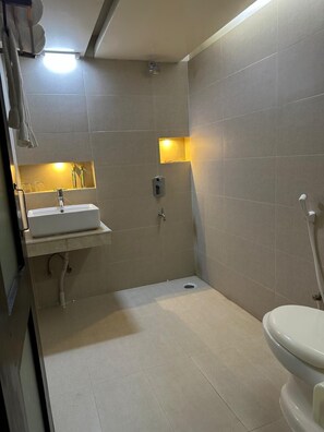 Deluxe-værelse | Badeværelse | Hårtørrer, hjemmesko, håndklæder, Sæbe