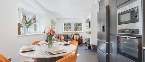 Kjøleskap, mikrobølgeovn, ovn og kokeplater