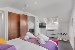 2 habitaciones, tabla de planchar con plancha y cuna de viaje 