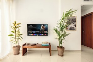 Casa, balcón, vistas al jardín | Zona de estar | Smart TV de 45 pulgadas con canales digitales