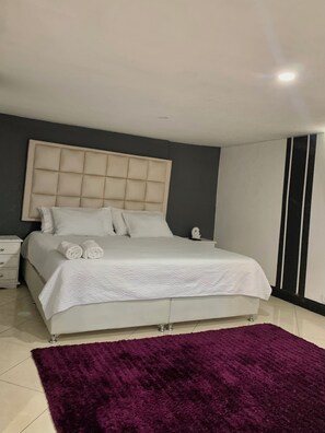 18 bedrooms, in-room safe, desk, iron/ironing board - Luxurious Building18bedrooms, @poblado , (Medellín)