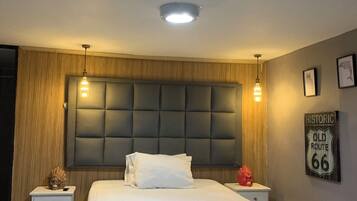 18 chambres, coffres-forts dans les chambres, bureau