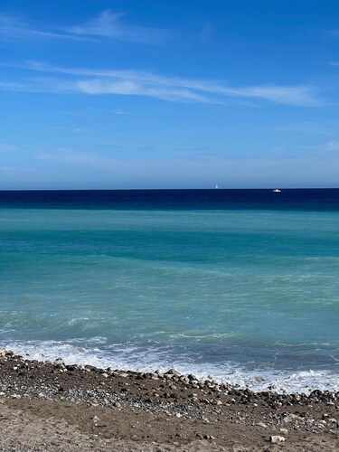 Côté Mer, Spacieux Appartement Balcon, Idéal Centre Ville, Parking Privé