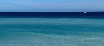 Côté Mer, Spacieux Appartement Balcon, Idéal Centre Ville, Parking Privé