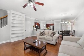 Smart TV - Enjoy the comfort and convenience of our Townhouse and make lasting memories! (Woodstock)