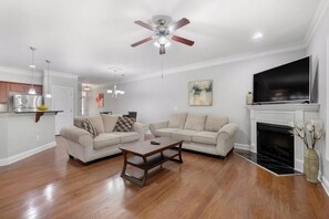 Smart TV - Enjoy the comfort and convenience of our Townhouse and make lasting memories! (Woodstock)