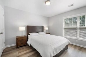 3 bedrooms, iron/ironing board, WiFi, bed sheets - Enjoy the comfort and convenience of our Townhouse and make lasting memories! (Woodstock)