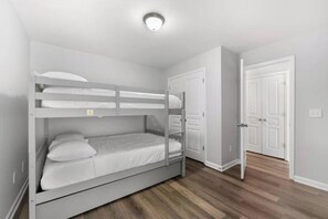 3 chambres, fer et planche à repasser, Wi-Fi, draps fournis