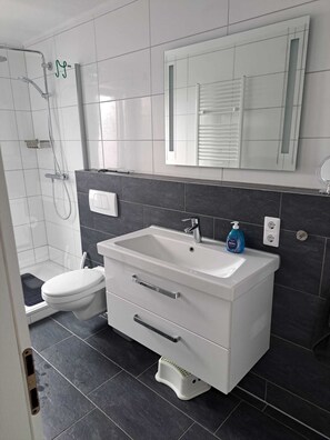 Een douche, toiletpapier