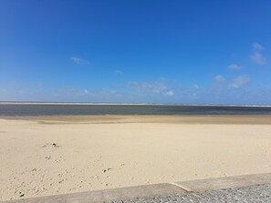 Beach - Im Zentrum Gelegene, gut Ausgestattete Ferienwohnung für 4 Personen (Borkum)