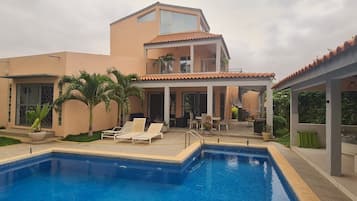 Een buitenzwembad en een verwarmd zwembad