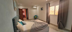 4 habitaciones, tabla de planchar con plancha, wifi y ropa de cama