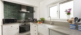 Bridge House -  a house that sleeps 6 guests  in 3 bedrooms