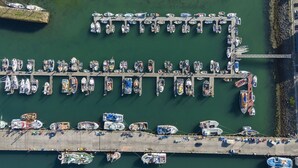 An aerial view of a marina with numerous boats docked at various piers. - Bridge House -  a house that sleeps 6 guests  in 3 bedrooms (Newlyn)