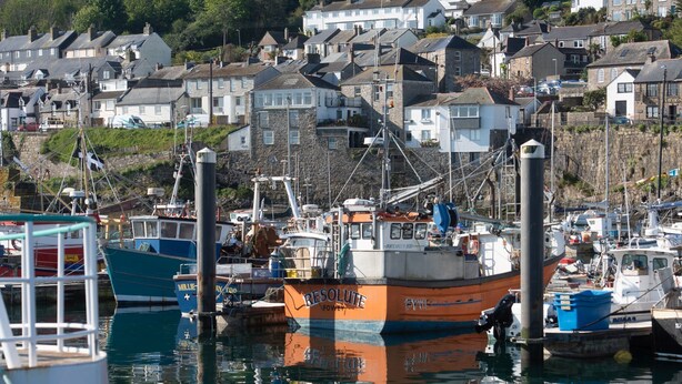 A harbor with boats docked, surrounded by residential buildings. - Bridge House -  a house that sleeps 6 guests  in 3 bedrooms (Newlyn)