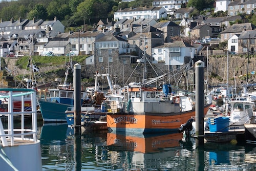 Bridge House -  a house that sleeps 6 guests  in 3 bedrooms