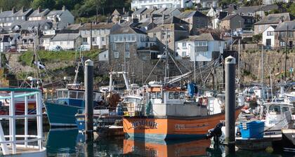 Bridge House - a house that sleeps 6 guests in 3 bedrooms