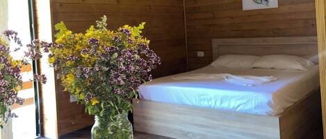 Bangalô standard | Escrivaninha, Wi-Fi de cortesia, roupa de cama