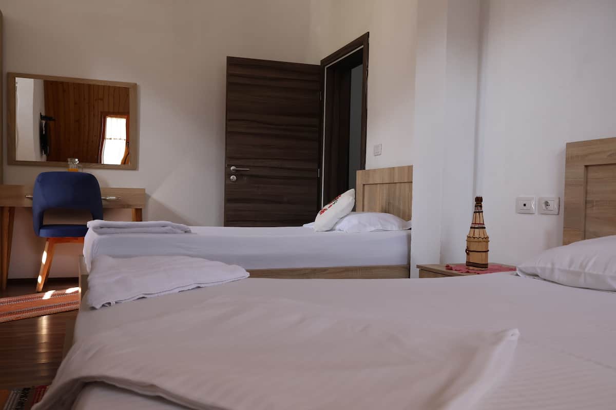 Standard Triple Room | 1 bilik tidur, meja, Wi-fi percuma