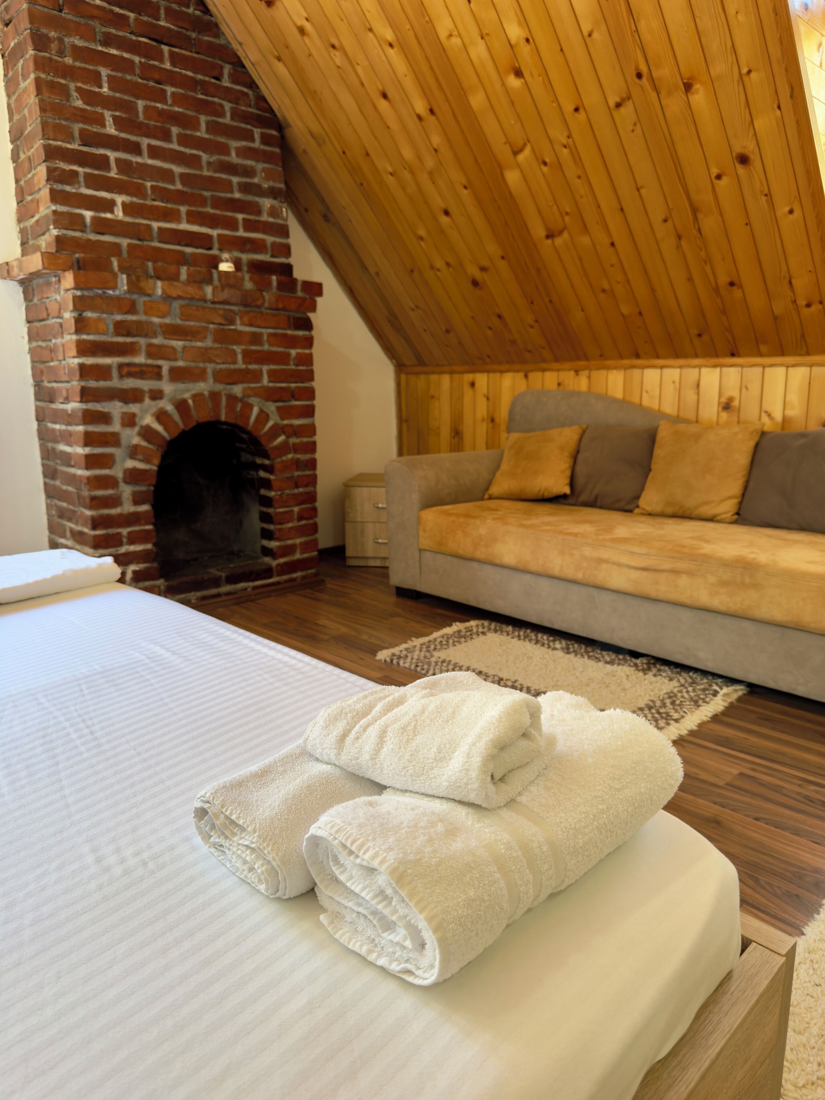 Standaard vierpersoonskamer | Een bureau, gratis wifi, beddengoed