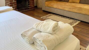 Quadrupla Standard | 1 camera, una scrivania, Wi-Fi gratuito, lenzuola