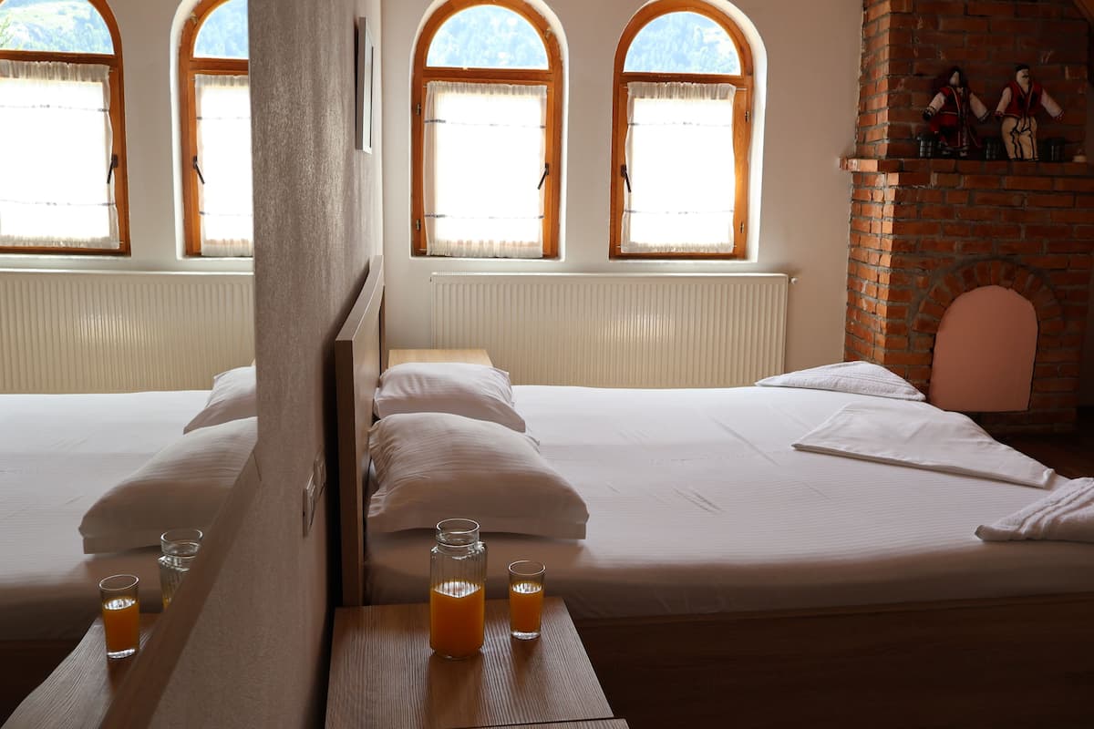 Standard Quadruple Room | 1 bilik tidur, meja, Wi-fi percuma