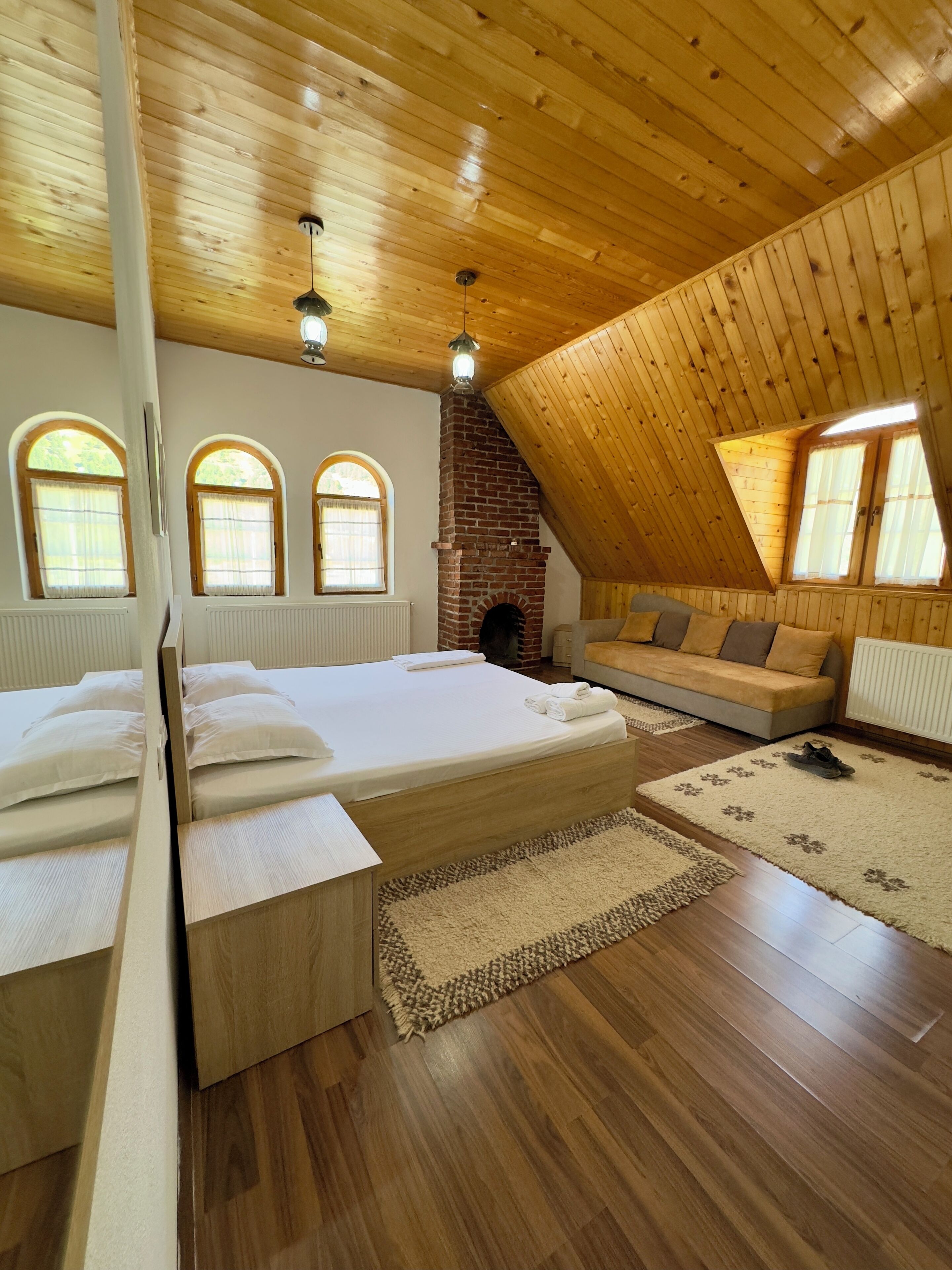 Standaard vierpersoonskamer | Een bureau, gratis wifi, beddengoed