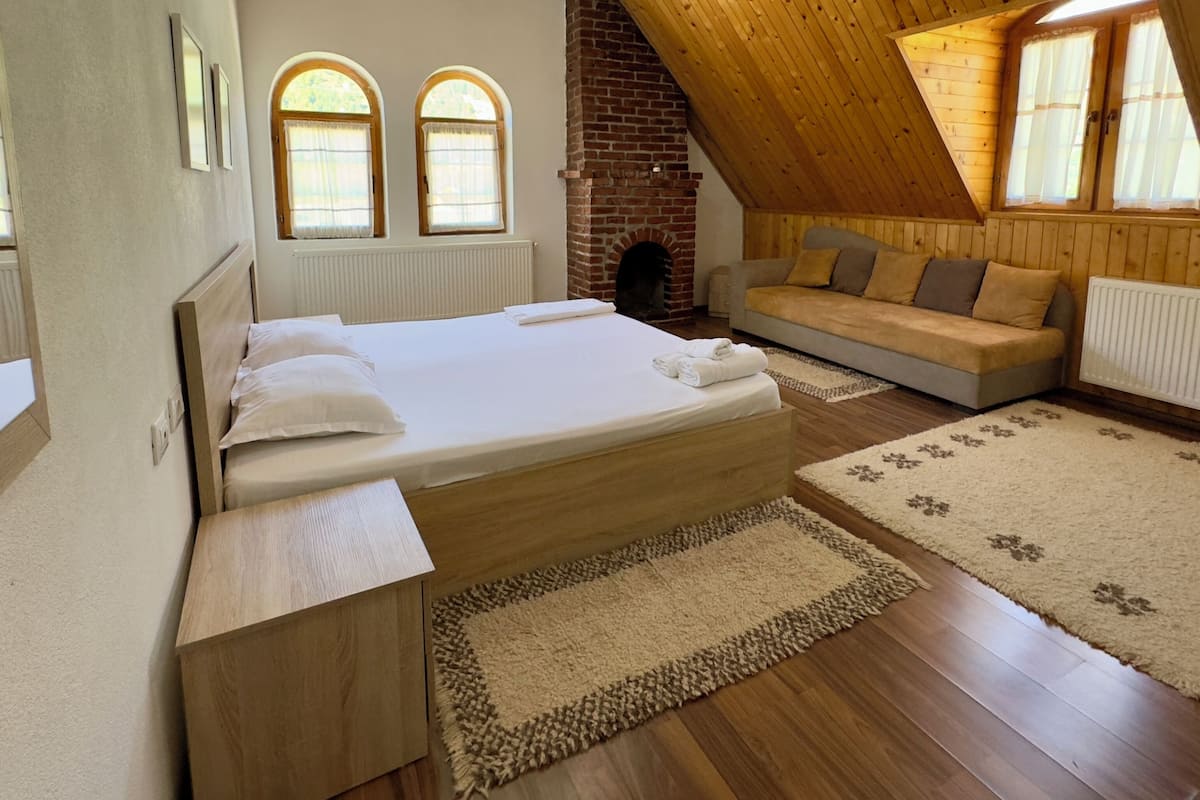 1 bedroom, desk, free WiFi, bed sheets