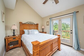 3 bedrooms, free WiFi, bed sheets - New! Mountain View Chalet w/ Hot Tub & Fireplace (McHenry)