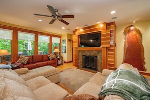 Smart TV, fireplace, DVD player - New! Charming Lakefront w/ Dock & Mountain Views (Oakland)