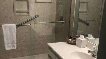 Douche, sèche-cheveux, serviettes fournies, savon