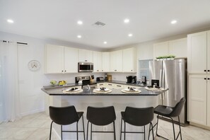 Fridge, microwave, oven, stovetop - Paradise Breezes-Private Pool-Delray Beach (Delray Beach)