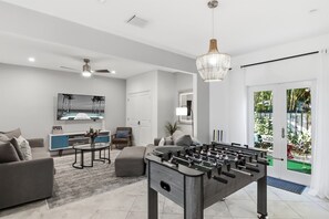 Smart-TV, TischfuĂball, Tischtennisplatte