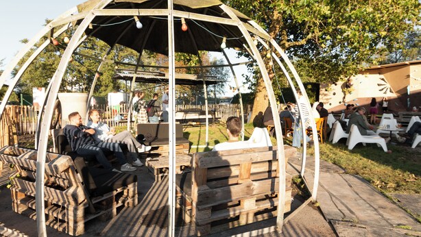 Bar (on property) - Hostel Klimkaffee Oudenburg (Oudenburg)