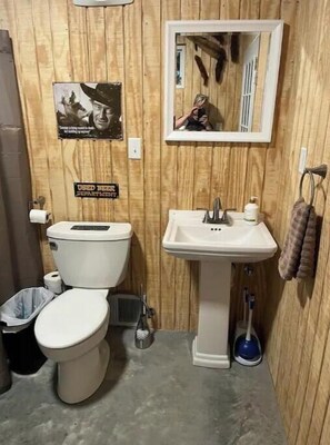 Towels, toilet paper