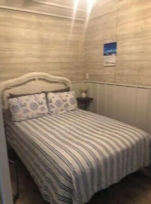 1 bedroom, bed sheets